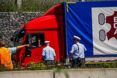 Leonberg A8: Schwerer Verkehrsunfall mit drei LKW und einem PKW legt Autobahn lahm